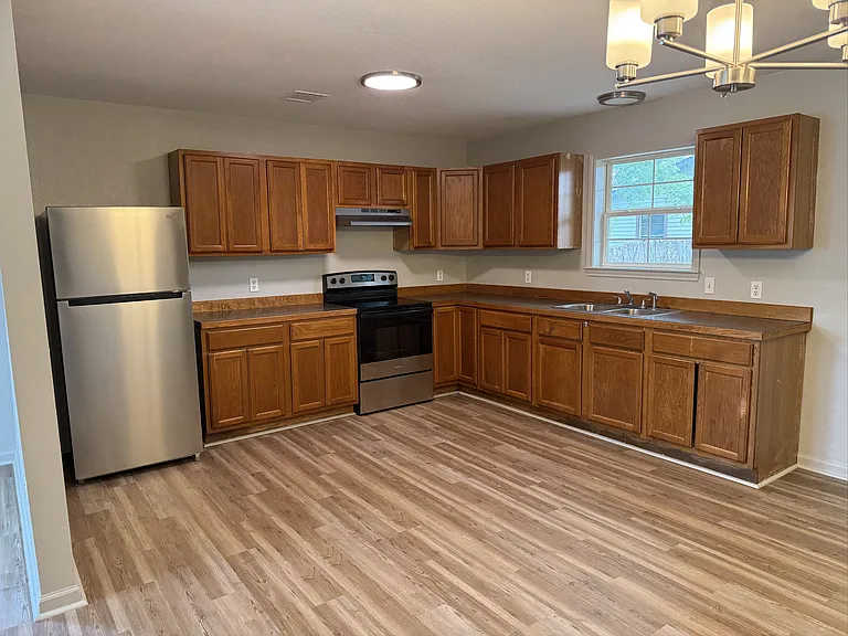 127 E Gilman Rd — Photo 2
