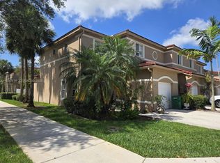 7662 N Southwood Cir, Davie, FL 33328