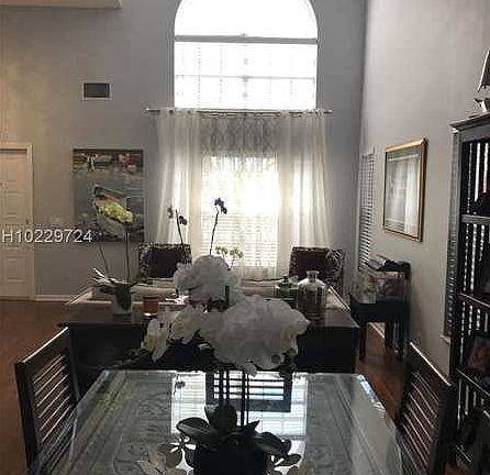 2nd image of 2916 Oak Park Cir