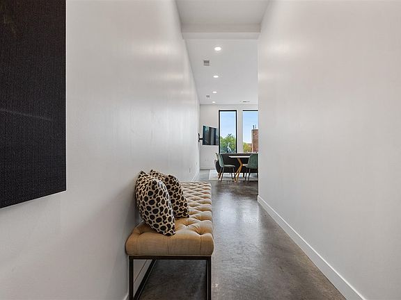 5th image of 202 N Linn St #205
