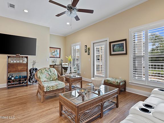 5th image of 37 Oak Alley Ln