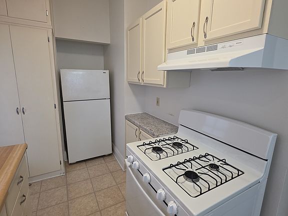 3rd image of 1860 G St APT C