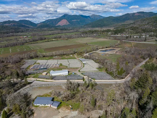 425-463 Kendall Rd, Cave Junction, OR 97523