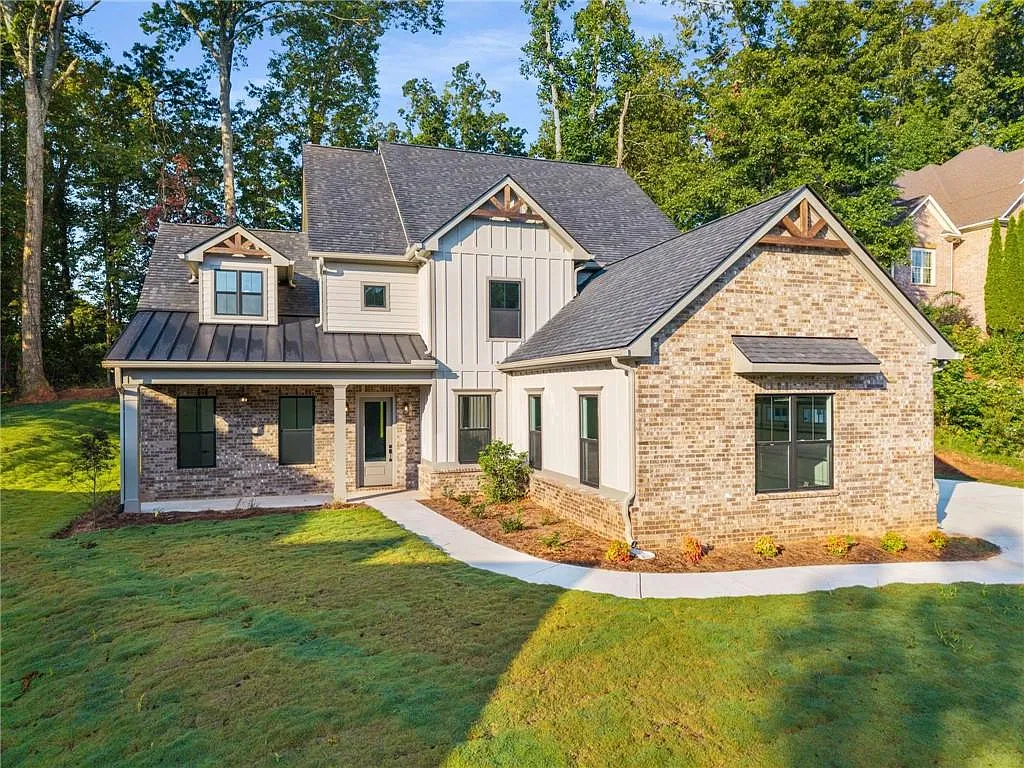 5 bed, 3.5 bath, 4669 sqft, $3,999 — Photo 1