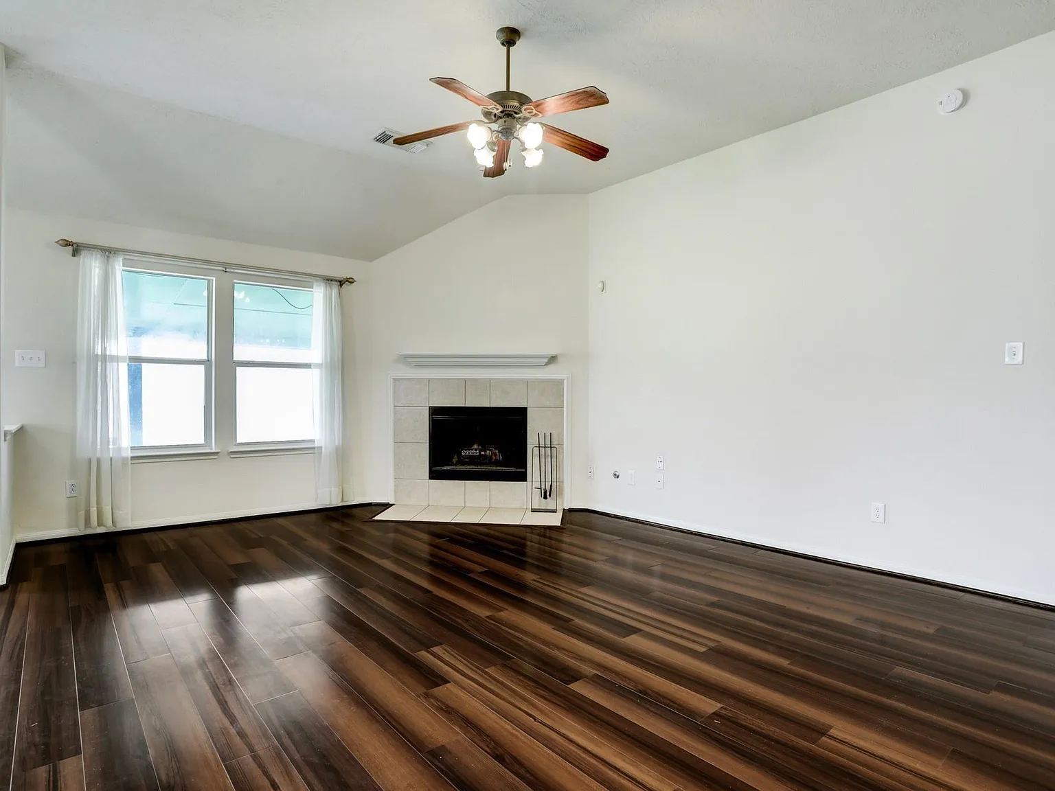 3 bed, 2.0 bath, 1872 sqft, $2,400 — Photo 4