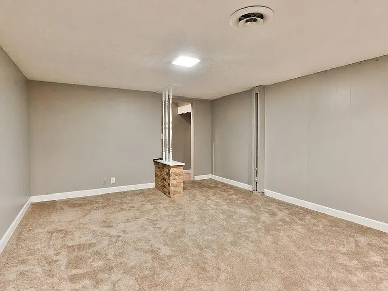 614 S Pine St — Photo 15