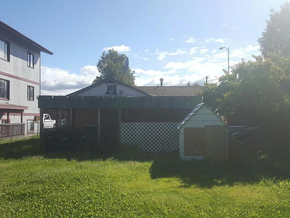 2nd image of 208 N Flower St