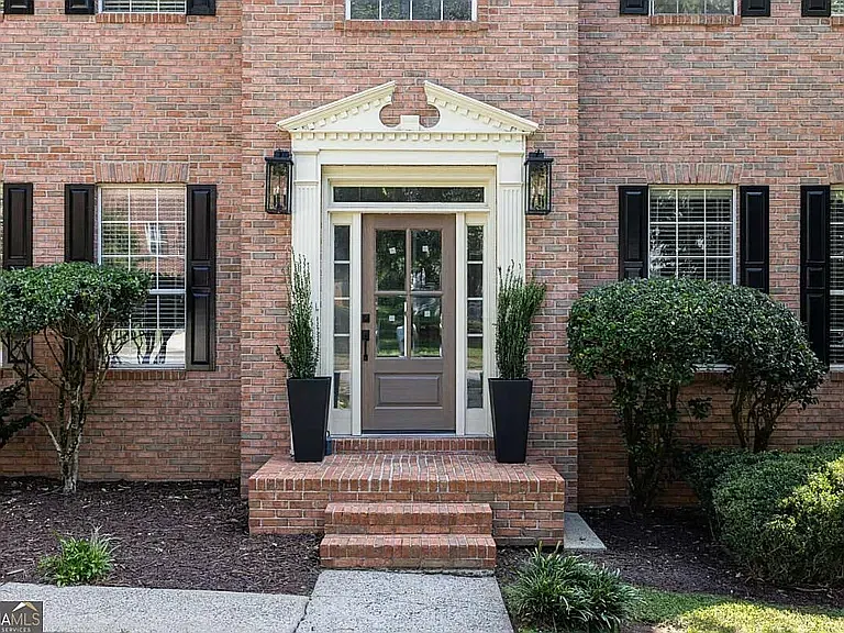 4 bed, 2.5 bath, 2500 sqft, $3,900 — Photo 2