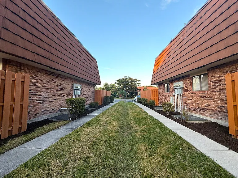 1406 Park Shore Cir #3 — Photo 18