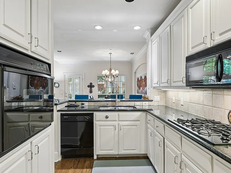 4147 Towne Green Cir — Photo 10