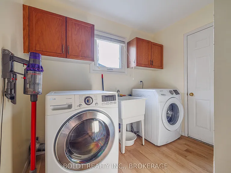 64 Carmine Cres — Photo 15