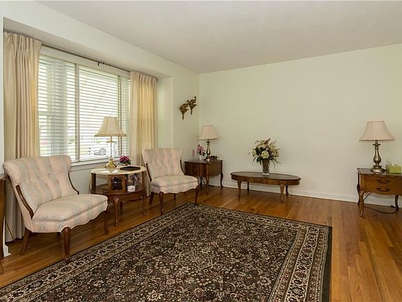 3rd image of 304 Kenwick Dr