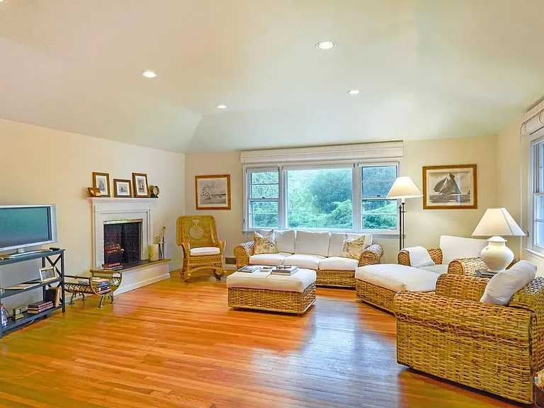 33 Apaquogue Rd — Photo 3