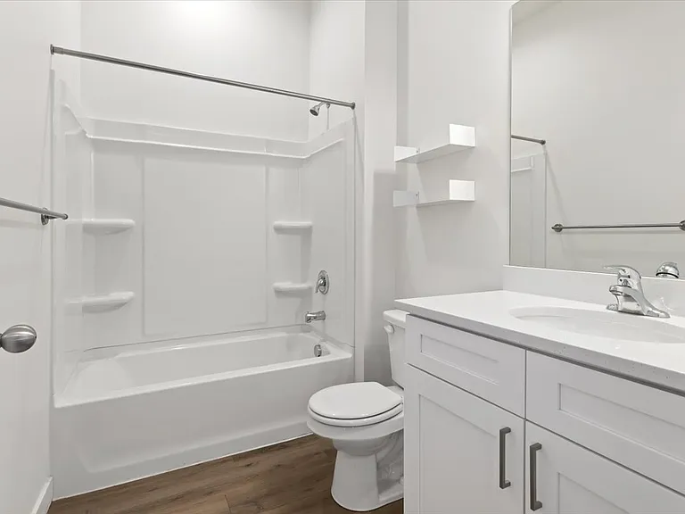 238 W Paramount Ave — Photo 8