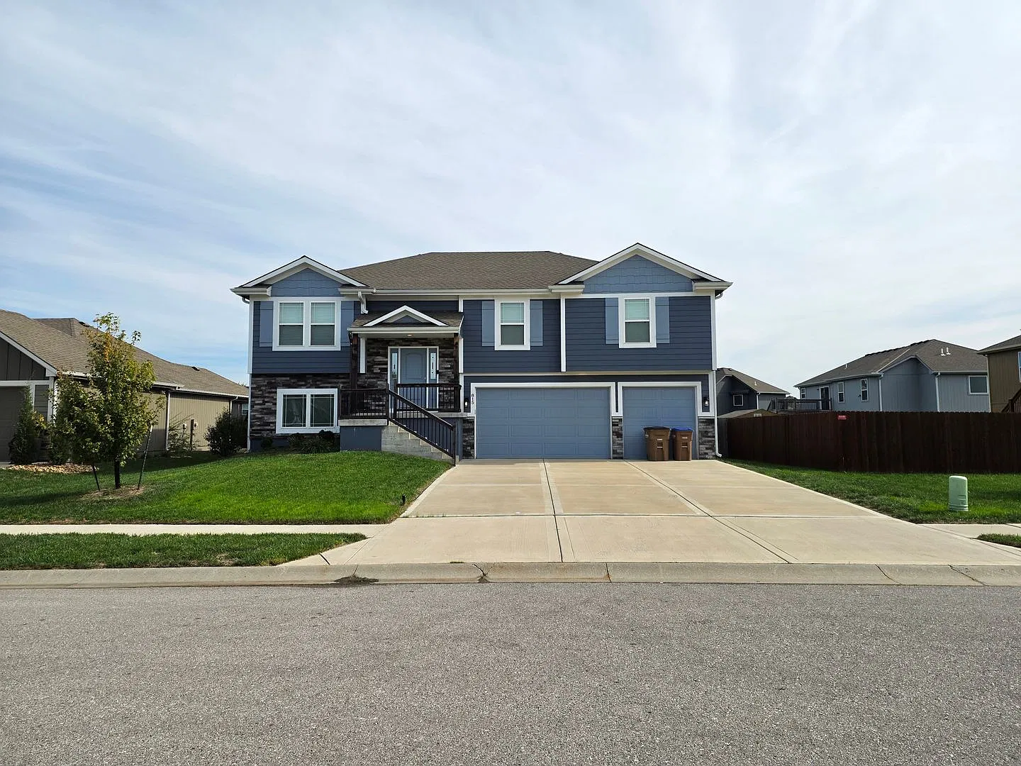 Stunning 4-bedroom, 3-bathroom, Split-Level — Photo 1