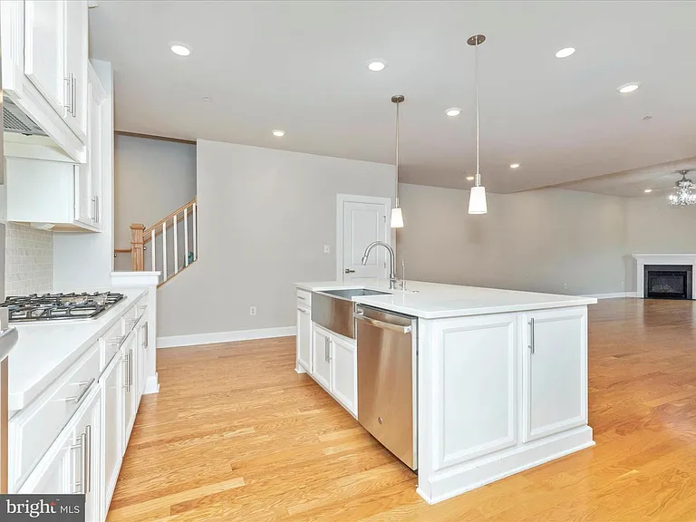 3838 Fulham Rd — Photo 7
