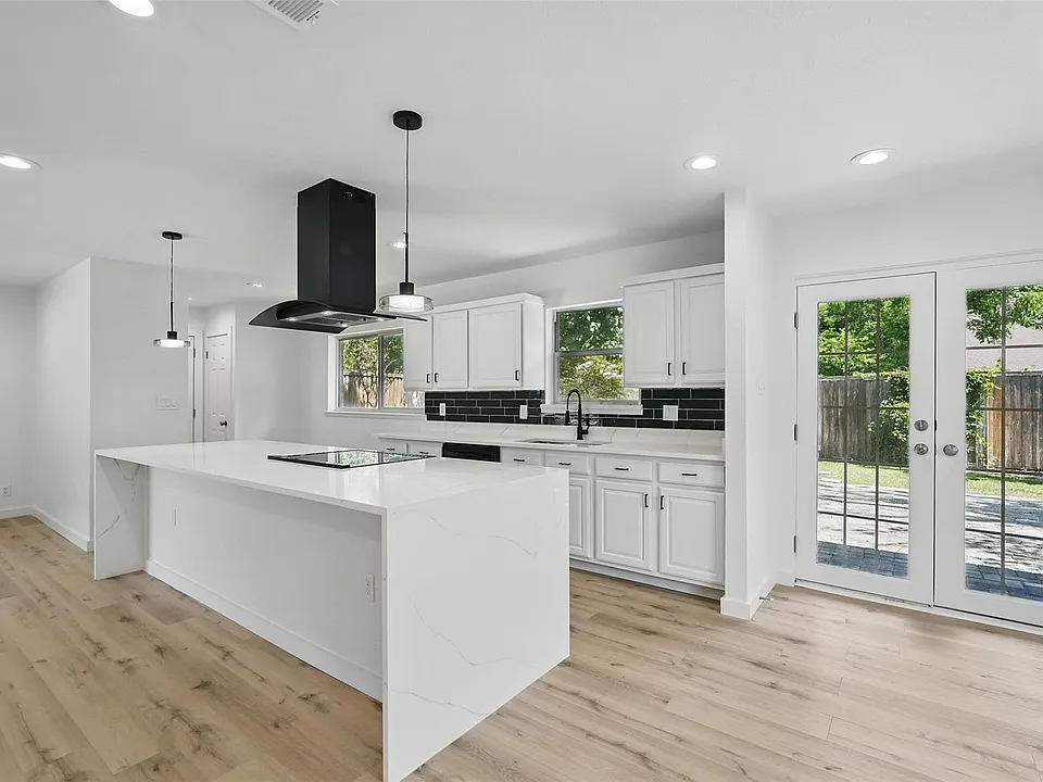 810 Greenhaven Dr