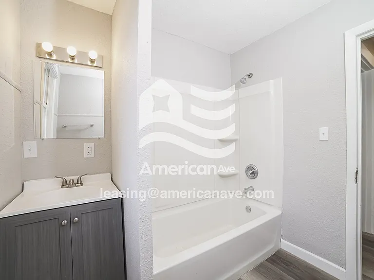 1656623_009_main_bathroom_12771417.jpg