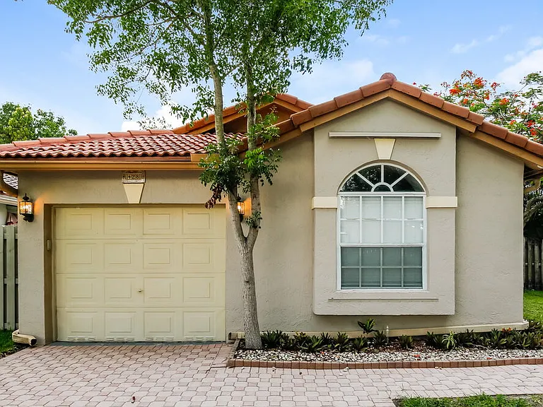 428 Lakeside Cir — Photo 1