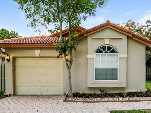 428 Lakeside Cir, Fort Lauderdale, FL 33326