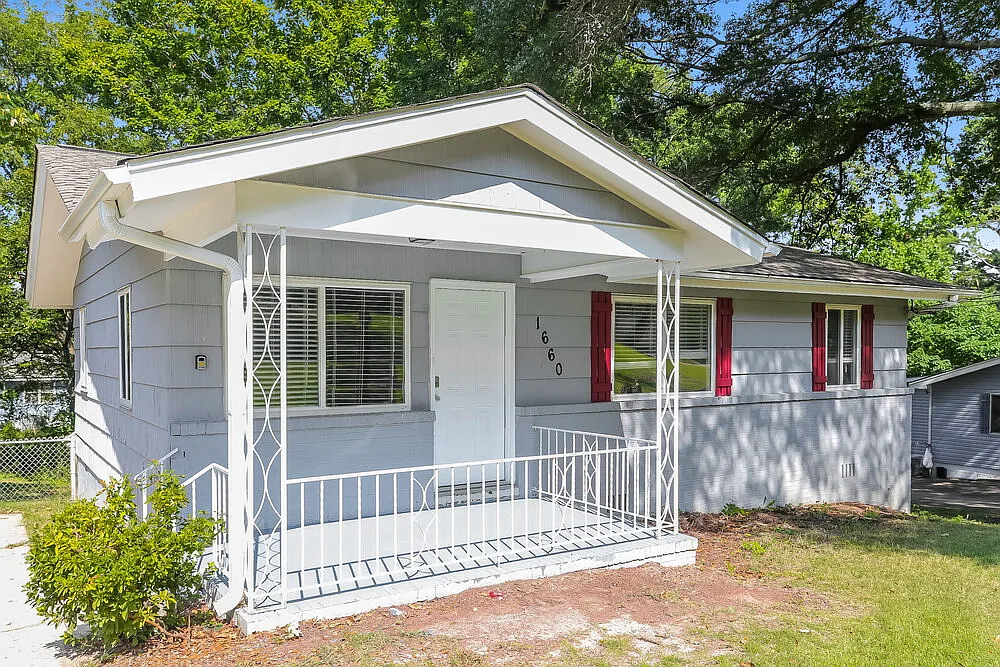 3 bed, 1.0 bath, 1007 sqft, $1,190 — Photo 3