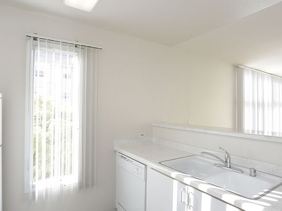 4th image of 900 F St APT 328