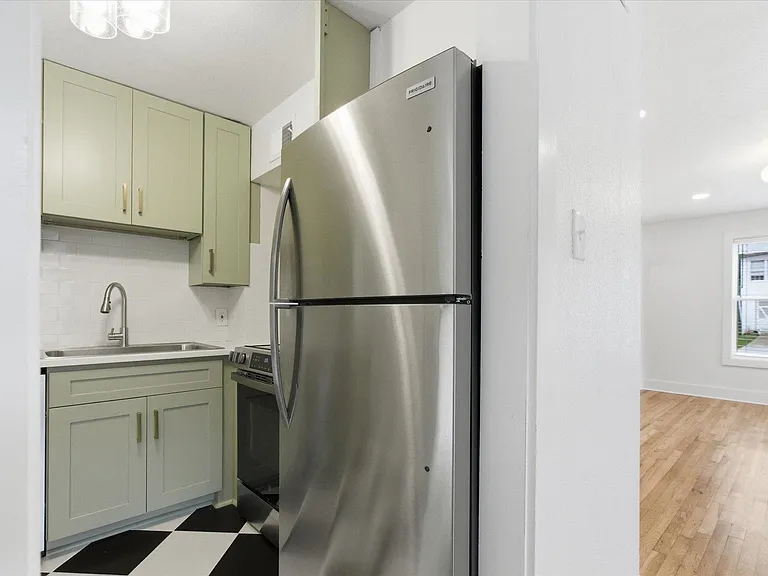 421 E Jennings St — Photo 17