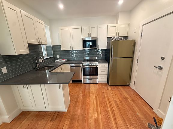 3rd image of 33 Peterborough St #23