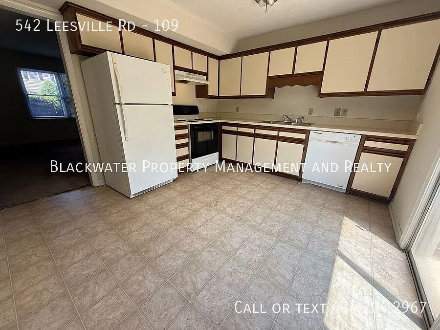 2 Bedroom Townhome in Heritage Court! — Photo 3