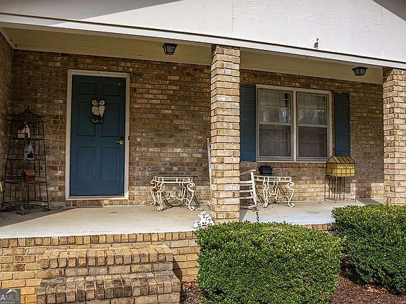 2nd image of 724 Earl North Rd