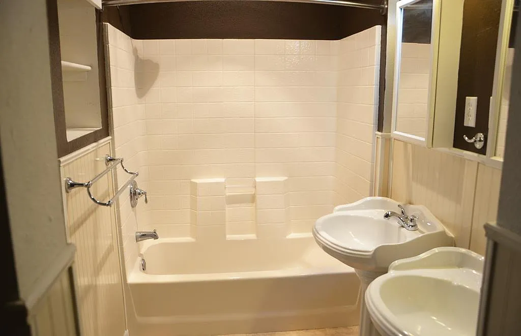 3 bed, 2.0 bath, 1390 sqft, $2,000 — Photo 3