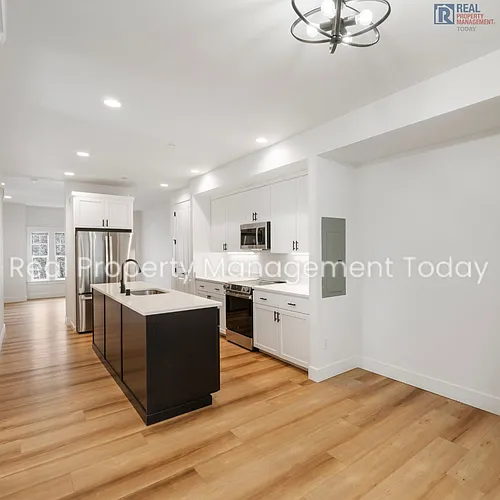 300 Larson St W Photo 1
