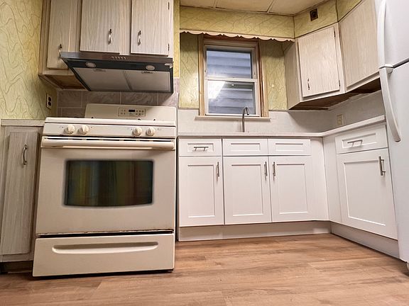 5th image of 42 Romaine Ave