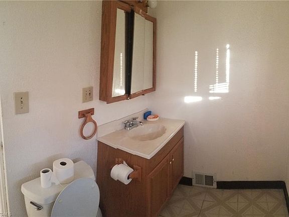 5th image of 4048 W 160th St