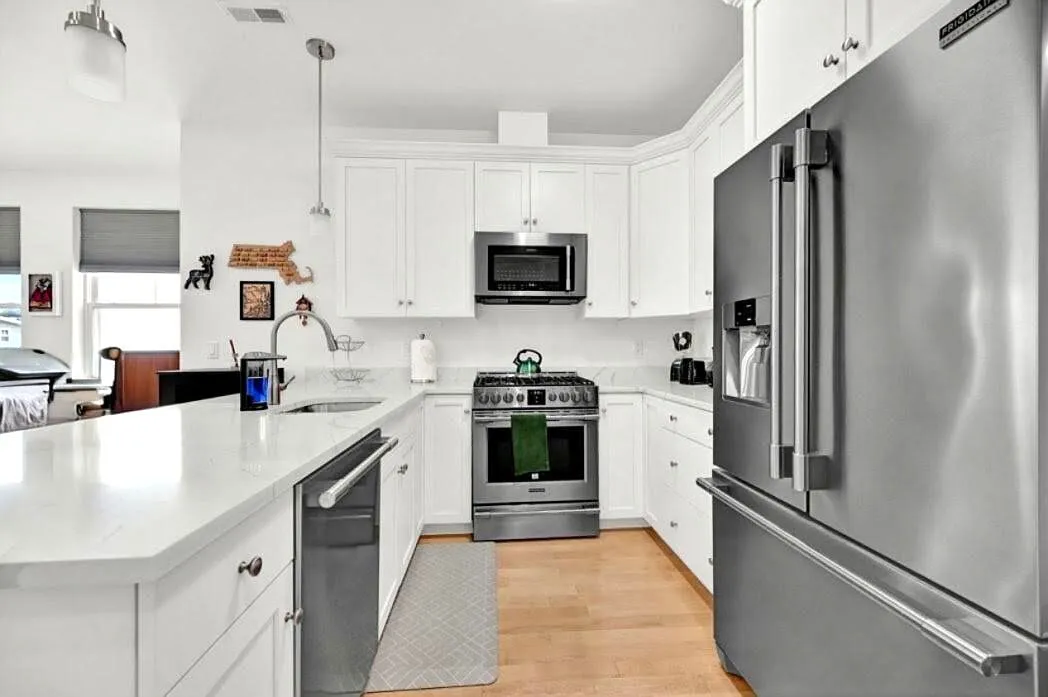 2 bed, 1110 sqft, $3,200 — Photo 2