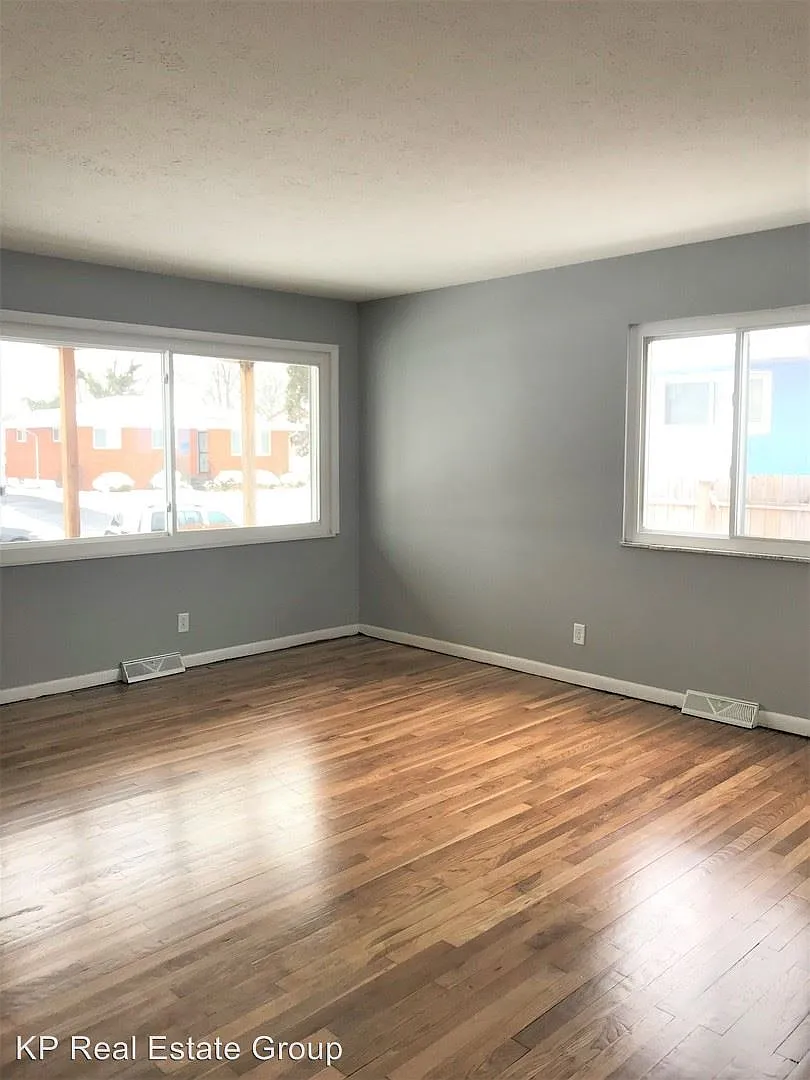1304 Roberts Pl photo 1
