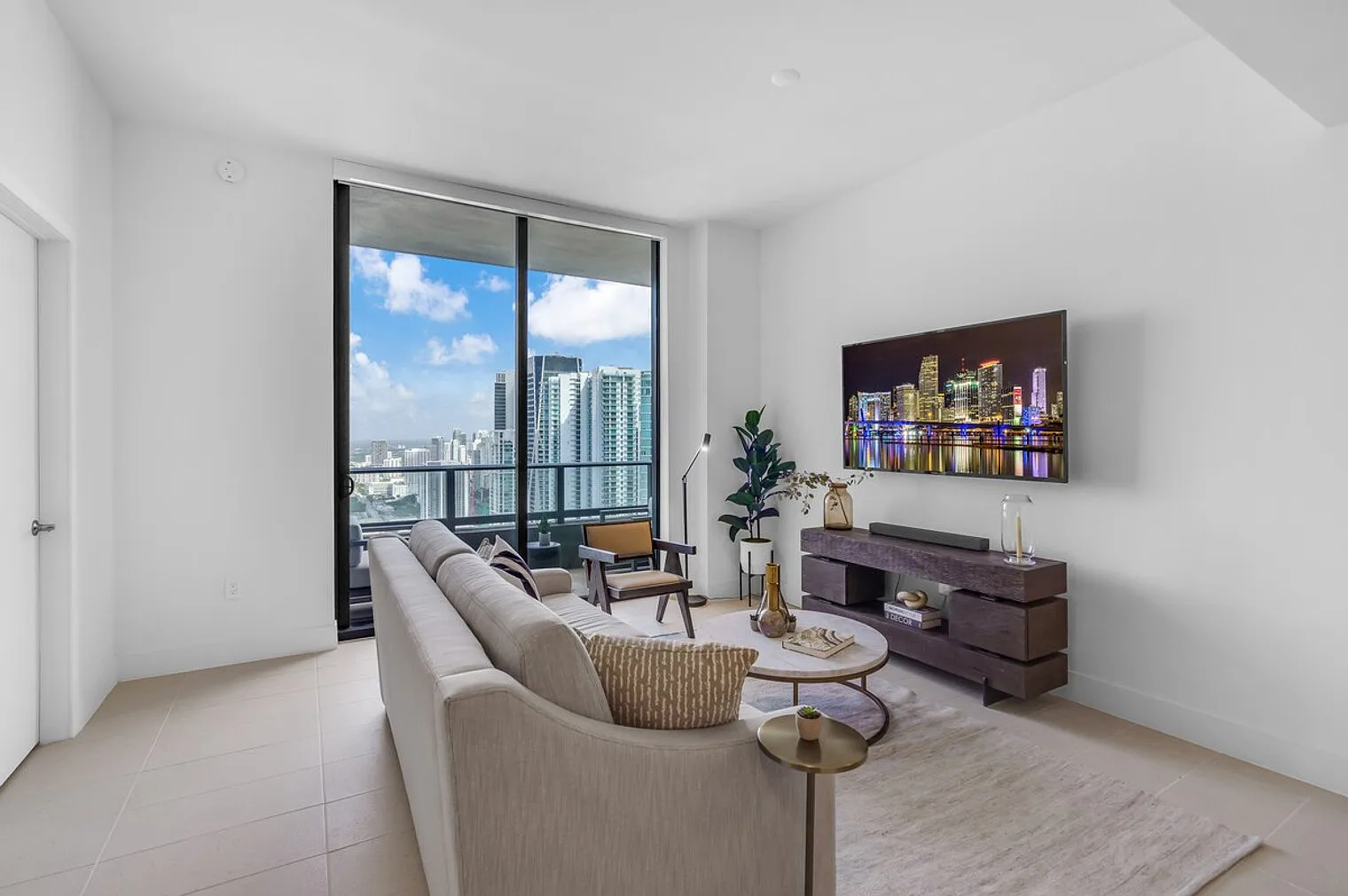 1 bed, 1.0 bath, 645 sqft, $6,319 — Photo 4