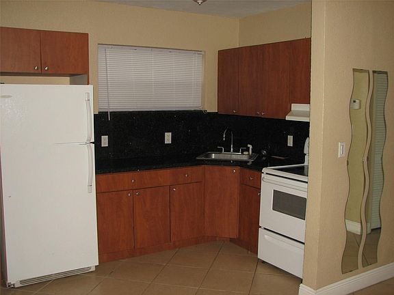 3rd image of 1607 N Treasure Dr #5