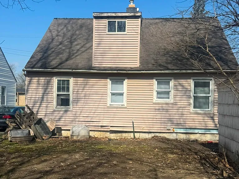711 W Dewey St — Photo 3