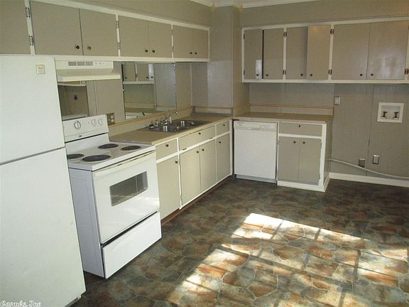 5th image of 904 N Holly St