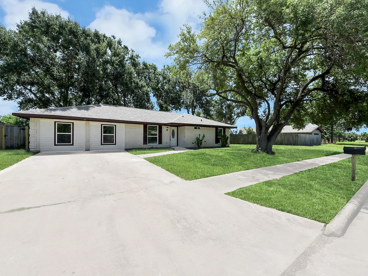 4 bed, 3.0 bath, 2113 sqft, $2,300 — Photo 2