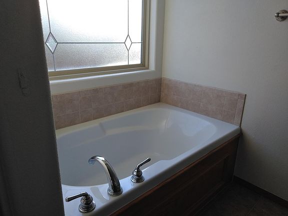 5th image of 803 E Hedgewood St