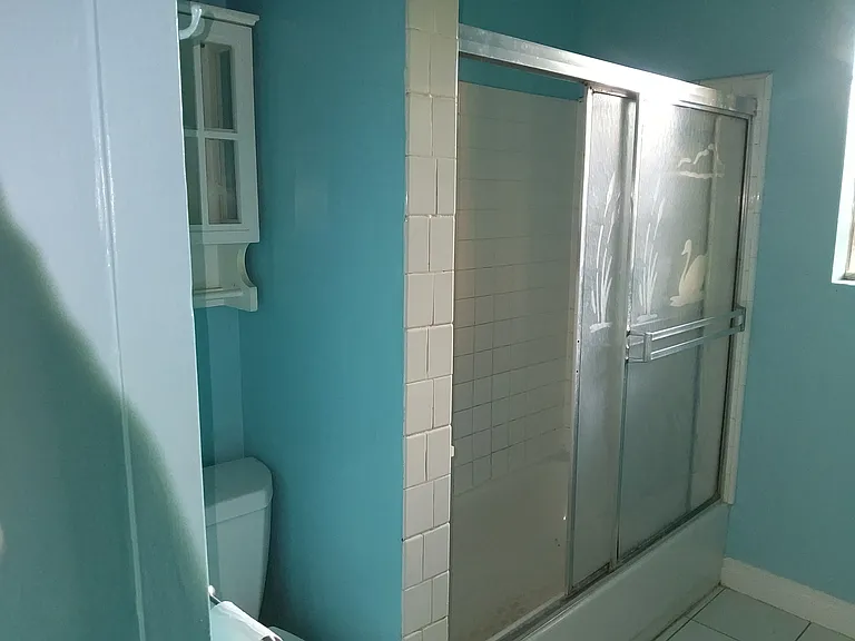4318 Menlo - Bathroom - cheerful - ceramic tile floor for easy care - NE view