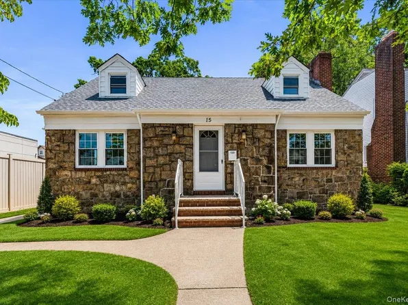 15 Astor Place, Valley Stream, NY 11581