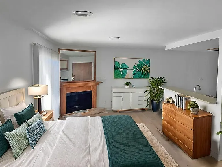 1321 N Vista St #106 — Photo 2
