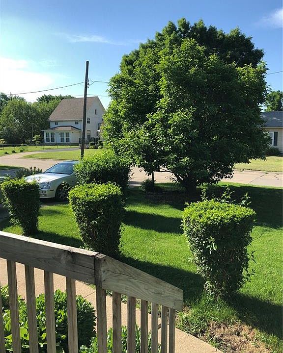 2nd image of 406 3rd St SE
