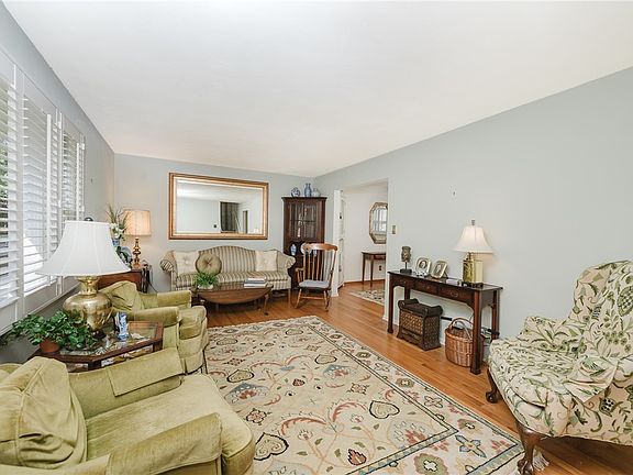 5th image of 395 Maple St