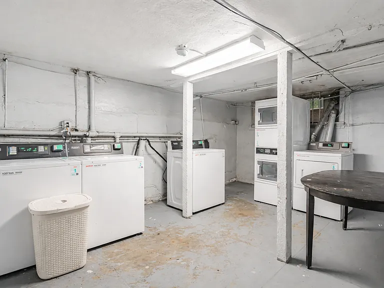 New Hampshire Apartments — Photo 6
