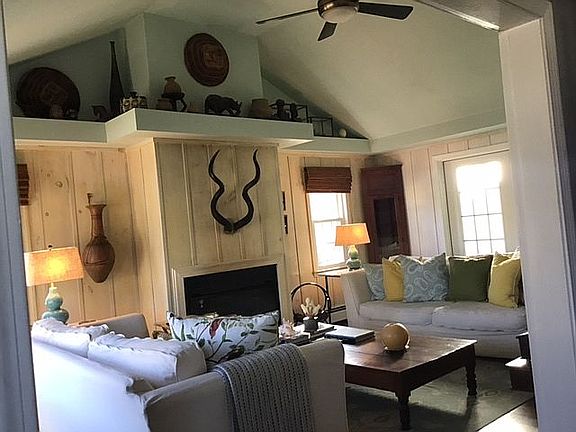 Living rm w/ vaulted ceiling