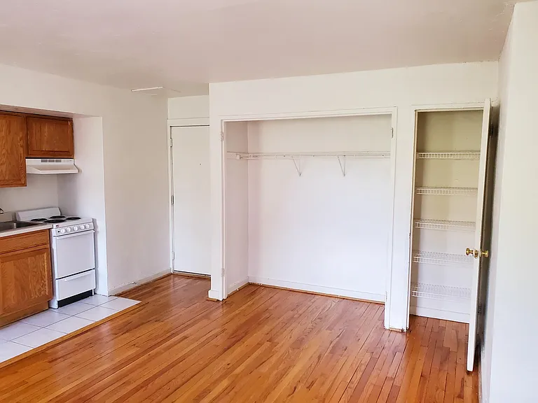 Clinton Court — Photo 12